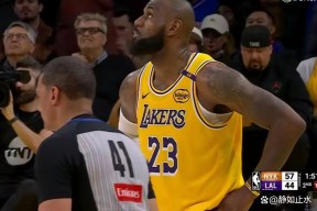 湖人队惨败后更衣室爆发冲突，主帅回应，都是要求感觉.